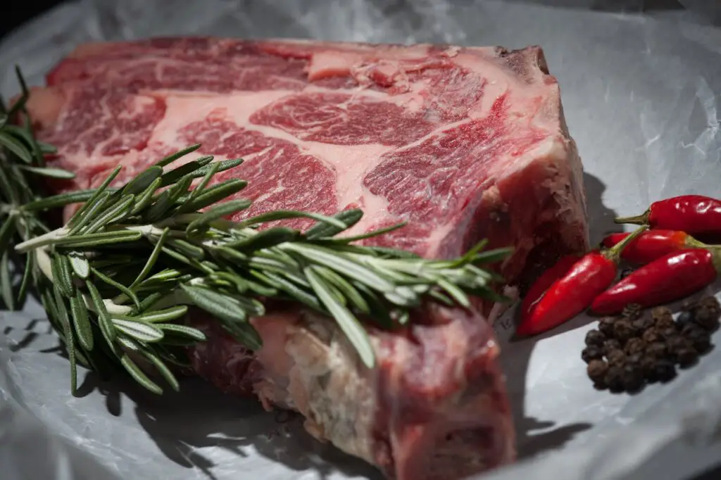 <p> Red meat, such as beef, pork, and lamb, can increase your risk of kidney stones, particularly uric acid stones. Red meats contain high levels of purines, compounds that break down into uric acid in the body. Excessive amounts of uric acid can crystallize in the kidneys, forming uric acid stones. Additionally, consuming large amounts of red meat can lead to dehydration, which further increases the likelihood of stone formation. If you're trying to prevent kidney stones, it's a good idea to limit red meat and focus on leaner protein sources, such as chicken, fish, or plant-based proteins like beans and lentils. </p> :: Pexels