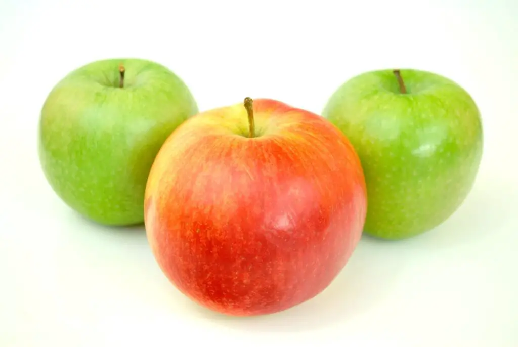 <p> An apple a day really does pack a health punch. Apples are rich in soluble fiber, particularly pectin, which binds to cholesterol in the digestive tract and helps remove it from the body. This helps lower LDL (“bad”) cholesterol and supports heart health—an especially important benefit for people in their 50s and beyond. Apples also contain powerful antioxidants like quercetin, which fights inflammation and supports the immune system. Snack on them raw, bake them with cinnamon, or slice them into salads for a satisfying crunch. </p> :: Pexels