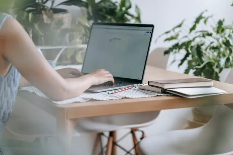 7 Best Side Hustles to Start From Home in 2025 – Start Earning Today!