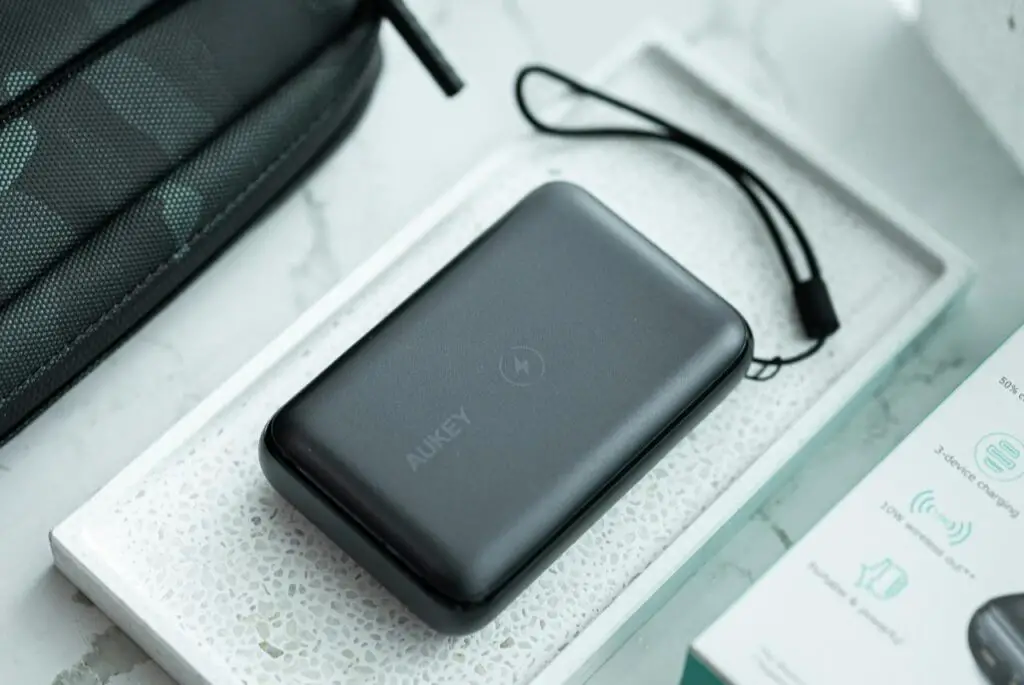 <p> In today’s digital age, it’s essential to stay connected, whether for work or entertainment. That's why chargers and power banks are among the most crucial items to carry in your bag. Your phone, tablet, or laptop will likely be your entertainment source during the flight, and running out of battery can feel like a nightmare. Make sure to pack a charger for each device you're bringing along. In addition to your regular charger, a portable power bank can be a lifesaver when there are no charging outlets available or when you're waiting in the airport for your next flight. Opt for a power bank with a high mAh (milliampere-hour) rating to ensure it can charge your devices multiple times. Having this extra charge can also come in handy if you're in a layover situation or need to catch up on work or entertainment while on the go. </p> :: Pexels