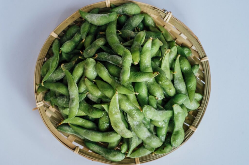<p> Before soybeans become tofu or tempeh, they’re edamame: bright green, slightly sweet, and deliciously snackable. One cup of shelled edamame offers about 17 grams of protein, along with plenty of fiber, folate, and vitamin K. Available frozen in most grocery stores, these little gems can be boiled or steamed in minutes. Sprinkle them with sea salt for a quick snack, toss them into noodle bowls, or mix them into salads for an easy protein boost. They’re a great way to satisfy those between-meal cravings while giving your muscles something to work with. </p> :: Freepik