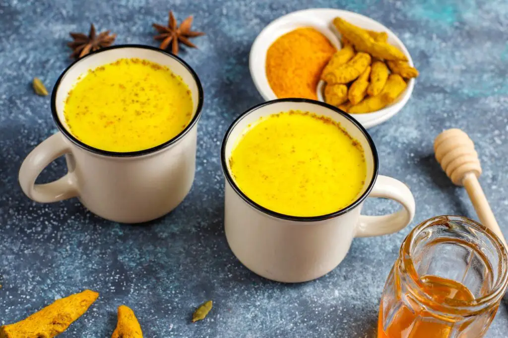 <p> Often referred to as “golden tea,” turmeric tea has gained popularity among boomers for its impressive ability to fight inflammation and support joint health. Curcumin, the active ingredient in turmeric, is believed to reduce stiffness and improve mobility. With a slightly earthy, peppery flavor, turmeric tea is especially enjoyable blended with ginger or cinnamon for extra warmth and health perks. </p> :: Freepik