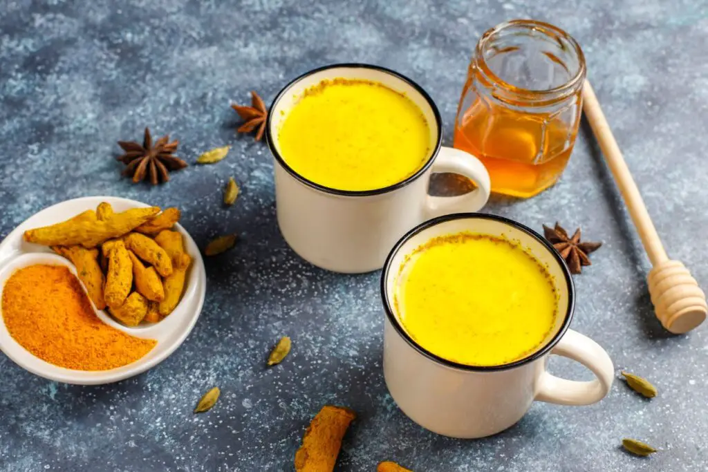 <p> Cozy, comforting, and packed with health benefits, golden milk is a warm drink that soothes the body and mind. In a small saucepan, warm your milk of choice and whisk in ½ teaspoon turmeric, ¼ teaspoon cinnamon, ⅛ teaspoon ginger, a crack of black pepper, and a teaspoon of honey. Simmer for a few minutes without boiling, then sip slowly. It’s like wellness in a mug—especially perfect before bedtime. </p> :: Freepik