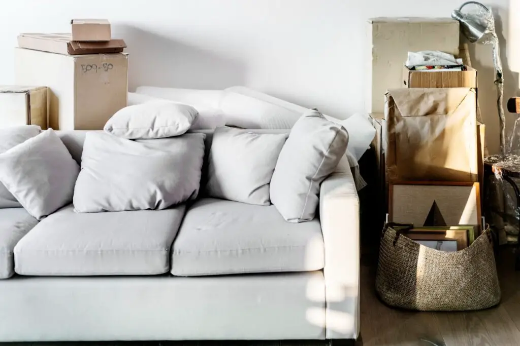 <p> As the years go by, we often accumulate more furniture than we need. That second dresser you never open, the old armchair used only to hold laundry, or the clunky bench at the foot of the bed might be taking up space without adding any real function. Crowded bedrooms can feel claustrophobic and are harder to clean—not to mention potentially dangerous if you’re navigating the space in the dark. Organizers suggest re-evaluating your furniture layout with safety and simplicity in mind. Remove or repurpose anything that doesn’t serve a clear purpose. The result? A more open and serene environment that feels easier to maintain and move around in. </p> :: Freepik