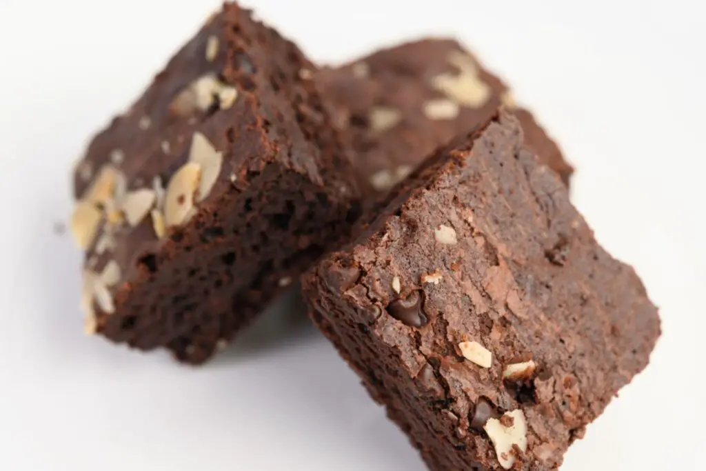 <p> If you’ve ever dreamed of brownies without refined flour and sugar, coconut flour brownies are the answer. Coconut flour is rich in fiber and healthy fats, helping to stabilize blood sugar and promote digestion. When combined with natural sweeteners like honey or maple syrup and good-quality cocoa powder, these brownies come out fudgy and moist. Bonus: they’re gluten-free and lower in carbs, making them a smart choice for anyone mindful of their diet but craving chocolate. </p> :: Freepik