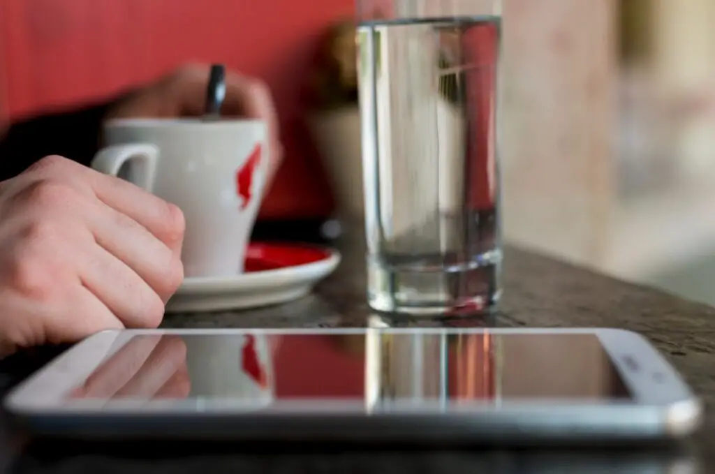 <p> If you find yourself forgetting to drink water until you’re parched, it may be time to set a little help. Use your phone, a smart speaker, or even sticky notes as friendly prompts to drink a glass of water every couple of hours. There are also hydration reminder apps designed with simplicity in mind, so you won’t need a tech degree to use them. These gentle nudges can help you build consistency without overwhelming your day. After all, hydration shouldn’t feel like a chore—it should feel like self-care. </p> :: Freepik