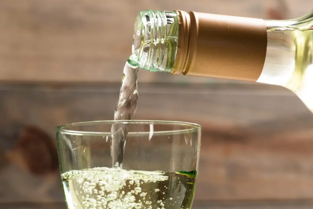 <p> Looking for a drink that’s as laid-back as it is stylish? Enter the wine spritzer. Combine equal parts chilled white wine and sparkling water (flavored if you like), and add some citrus slices or frozen grapes for flair. You get the feel of a full glass of wine, but with fewer calories and a lighter touch. </p> :: Freepik
