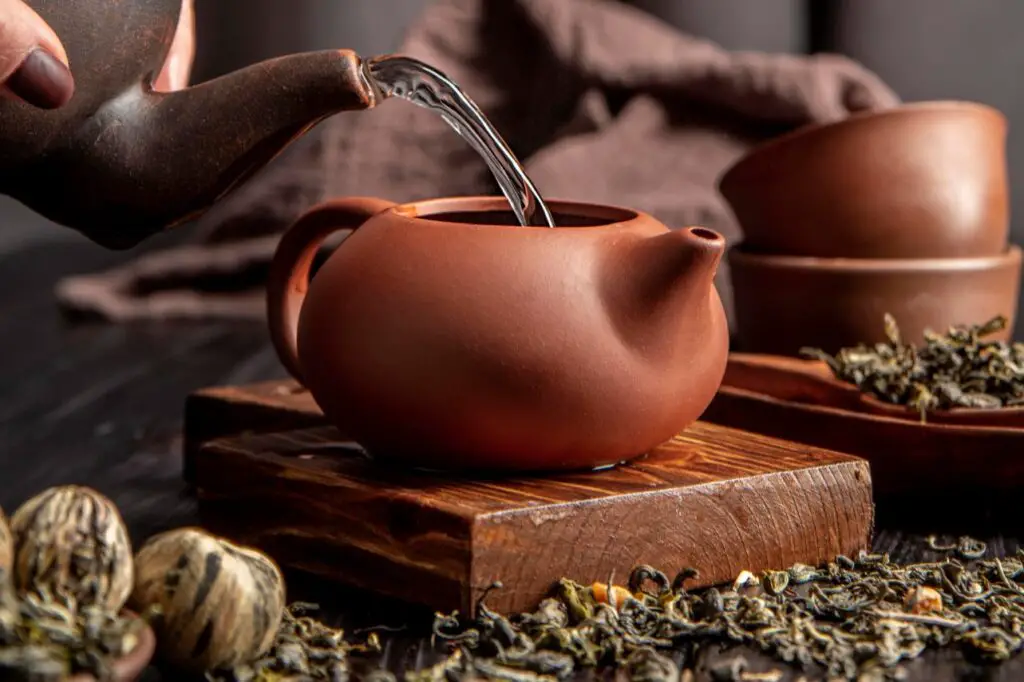 <p> Oolong tea offers a happy medium between green and black tea in both flavor and caffeine content. It has a floral, slightly toasty profile and contains a mix of antioxidants that may support metabolism, brain function, and bone health. Baby boomers looking to keep energy up without the jitters often turn to oolong for its gentle buzz and long-lasting benefits. </p> :: Freepik