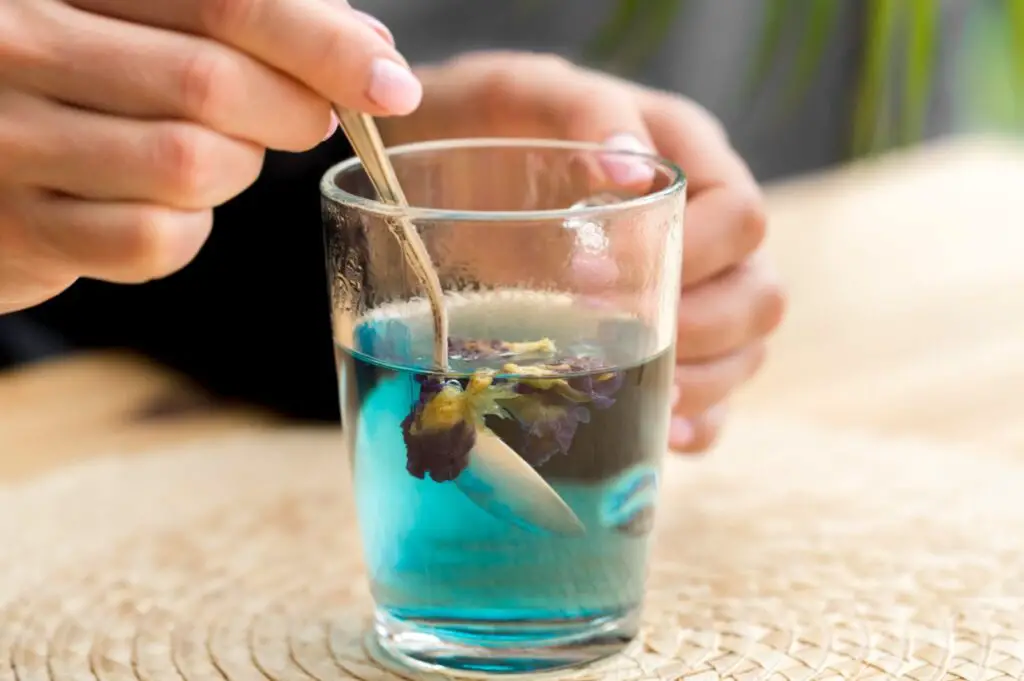 <p> Feeling stressed? Adaptogens like ashwagandha, reishi mushroom, and holy basil help your body adapt to stress and restore balance. These ingredients are now featured in beautifully packaged, alcohol-free elixirs that mimic the complexity of cocktails—minus the hangover. Perfect for unwinding after a long day or replacing your usual happy hour beverage. </p> :: Freepik