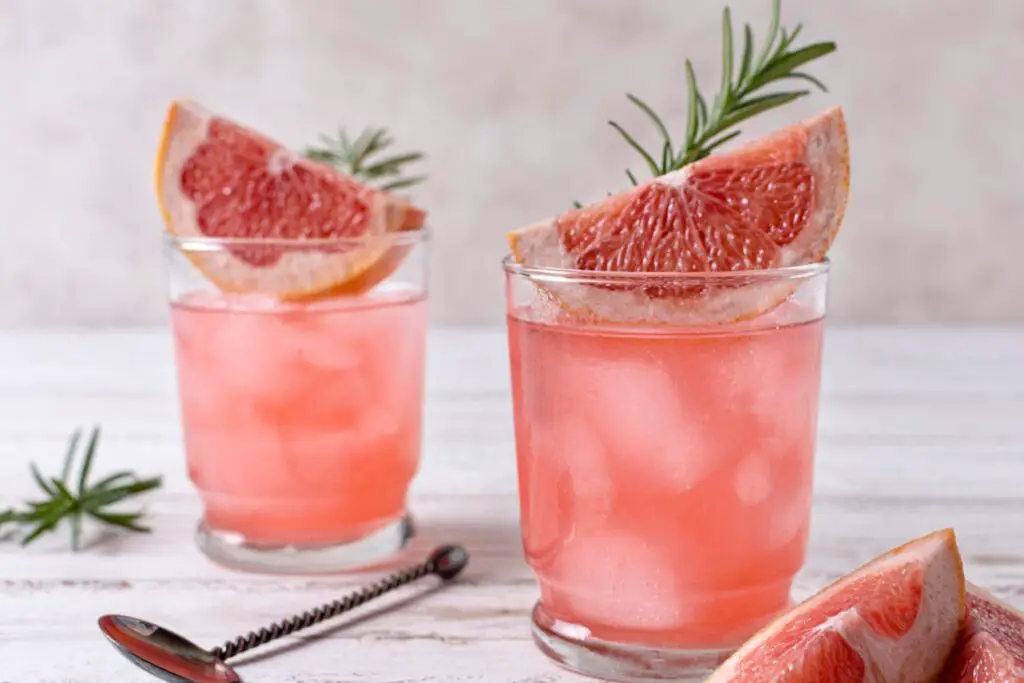<p> Give your Paloma a floral, festive spin by mixing 1 oz silver tequila, 1 oz grapefruit juice, and topping it off with sparkling rosé. Add a pinch of salt or a grapefruit slice for a grown-up pop of pink. It’s great for brunch or sunset sipping without the sugar overload. </p> :: Freepik