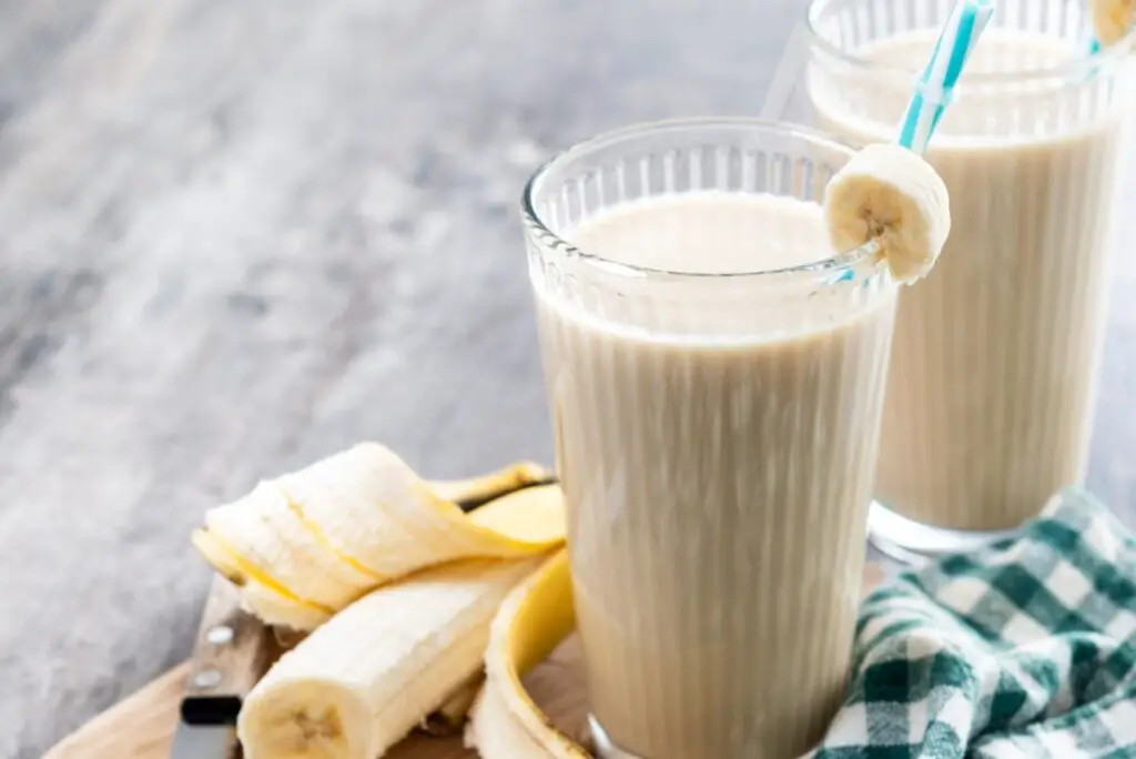 <p> Need something fast, filling, and healthy? This smoothie hits all the marks. Blend 1 ripe banana, 1 cup of almond milk, 1 tablespoon peanut butter, a pinch of cinnamon, and a few ice cubes until creamy. Add oats for extra fiber or protein powder for a post-workout boost. It’s the perfect morning pick-me-up or afternoon snack that tastes indulgent but keeps you going strong. </p> :: Freepik