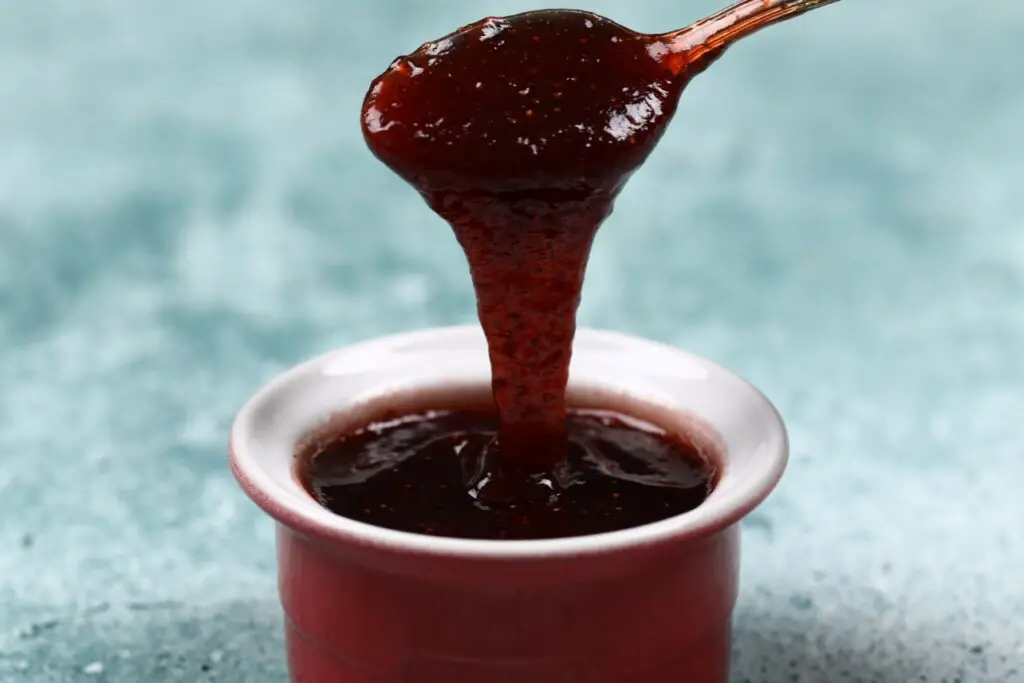<p> Mole, Mexico’s deeply flavorful sauce made from chiles, nuts, spices, and a touch of chocolate, is stepping into the spotlight again. Once reserved for special occasions, mole is becoming more accessible thanks to ready-made jars and meal kits popping up in grocery stores nationwide. In 2025, food lovers are using mole as a marinade for grilled meats, as an enchilada sauce, or even spooned over roasted veggies for a sophisticated weeknight dinner. Its rich, earthy depth makes it one of the most rewarding comeback condiments of the year. </p> :: Freepik