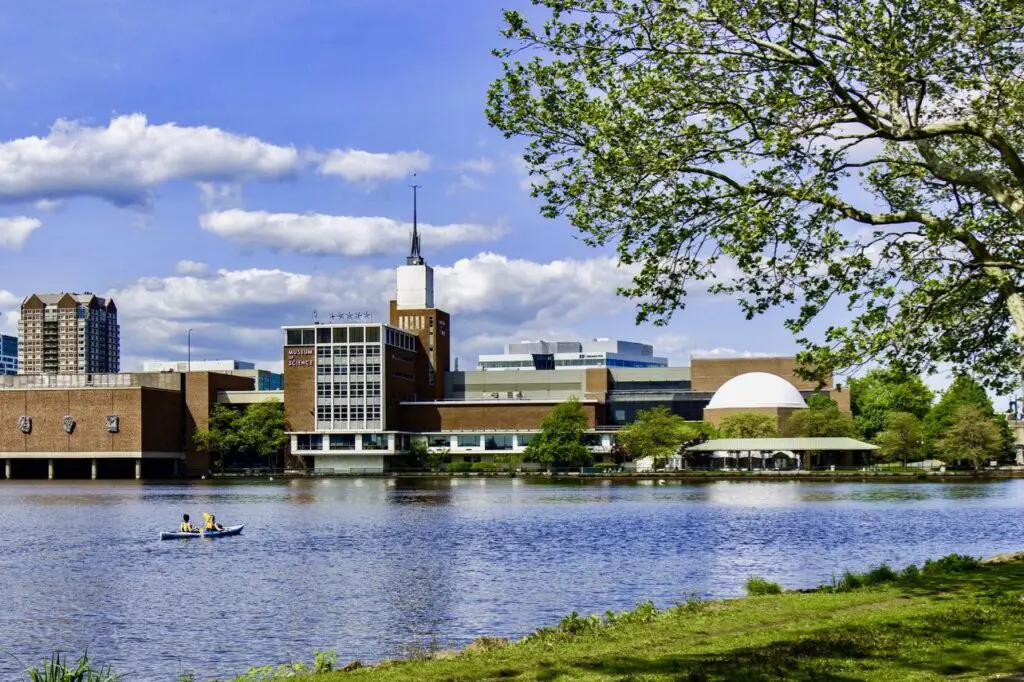 <p> Perched on the Charles River, the Boston Museum of Science is a New England staple that combines STEM education with tons of hands-on fun. The museum includes over 700 interactive exhibits, covering everything from physics to natural history to cutting-edge technology. Visitors can experience lightning storms indoors at the Theater of Electricity, visit the planetarium, or check out live science shows daily. This is a top pick for families looking to spark their kids' interest in science—or reignite their own. </p> :: Teaching Traveling