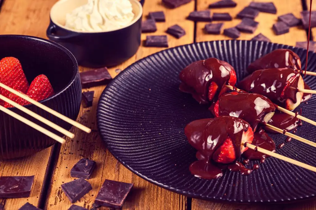 <p> Here’s a dessert that’s as simple as it is elegant—dark chocolate-dipped strawberries. Strawberries are bursting with vitamin C and antioxidants, while dark chocolate (choose 70% cocoa or higher) delivers powerful anti-inflammatory benefits. The pairing is naturally sweet, beautifully colorful, and quick to prepare. These treats make a classy snack or party dessert that lets you enjoy a little luxury without the guilt. </p> :: Pexels