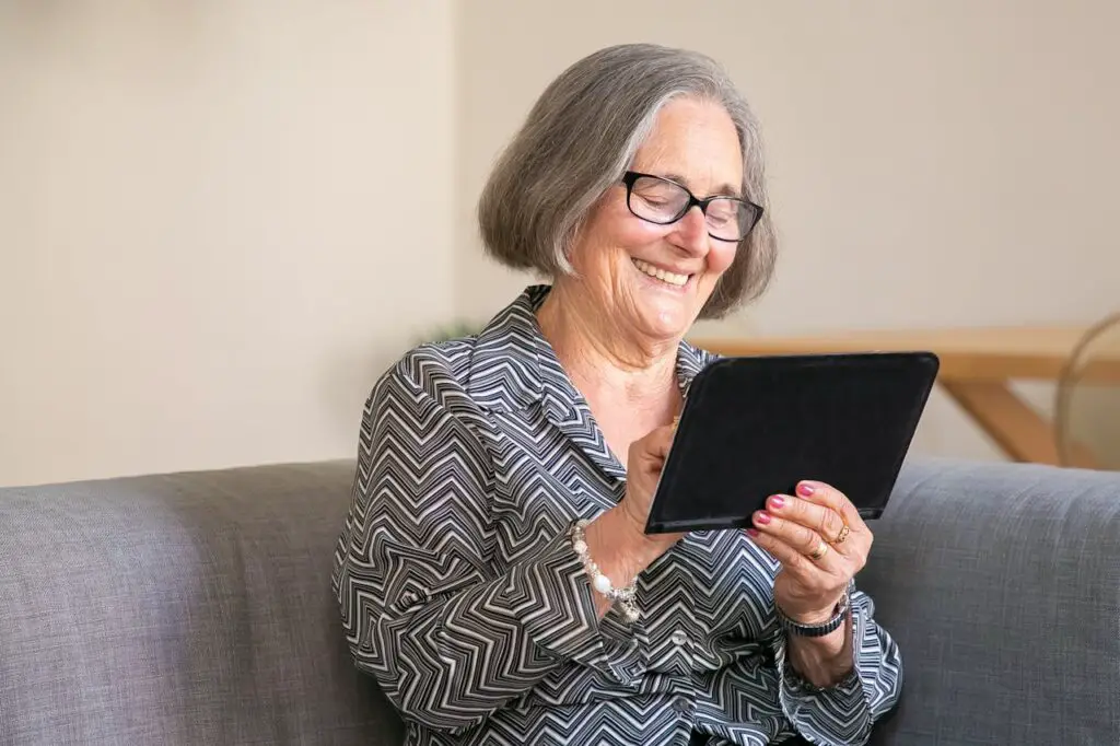 <p> Modern dating apps are built for short attention spans and quick swipes—not deep connection. Older women often find the process overwhelming, confusing, and frankly exhausting. From ghosting to catfishing, it’s a jungle out there—and one many would rather not wander into. </p> :: Pexels