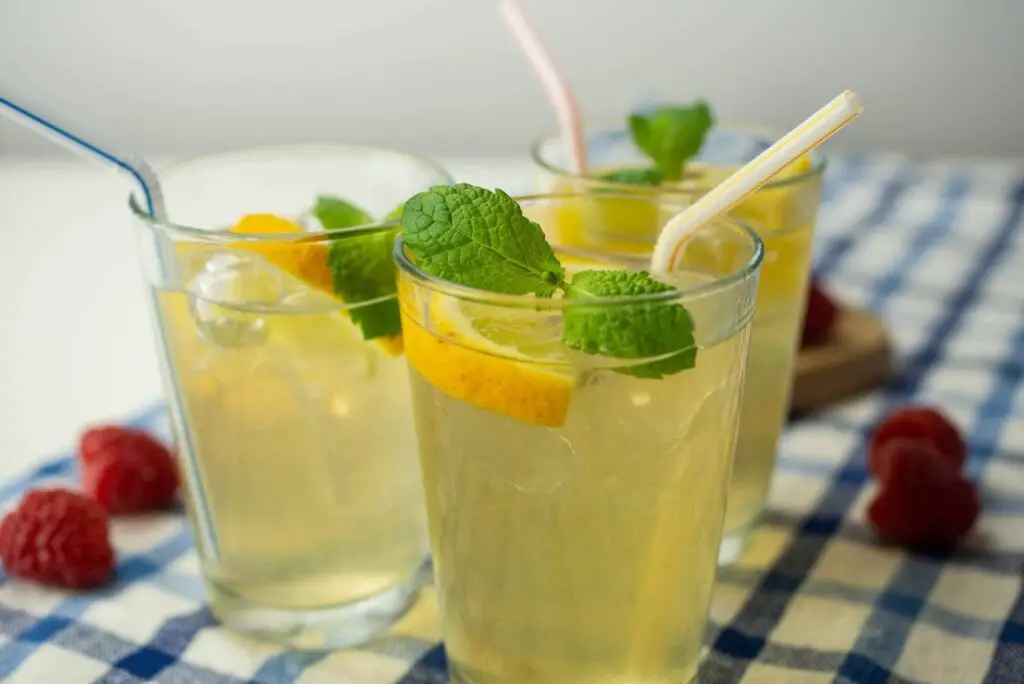 <p> Basic lemonade is great, but adding a creative twist makes it unforgettable. Start by squeezing 4–6 fresh lemons into a pitcher, then mix with 4 cups of water and sweeten to taste with simple syrup or sugar. From there, it’s all about the extras: muddled strawberries for a fruity kick, fresh basil or mint for herbaceous flair, or even a pinch of cayenne if you like things spicy. Chill and serve over ice for a refreshing homemade classic. </p> :: Pexels