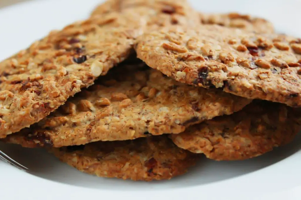 <p> Cookies don’t have to be a diet disaster. Oatmeal cookies packed with rolled oats, raisins, and walnuts deliver fiber, antioxidants, and omega-3s. Swap traditional white sugar for natural sweeteners like maple syrup or honey, and replace butter with coconut oil or mashed banana for a heart-healthier spin. These cookies offer a cozy, satisfying texture and just the right amount of sweetness—perfect for an afternoon snack or a light dessert after dinner that won’t leave you feeling sluggish. </p> :: Pexeks
