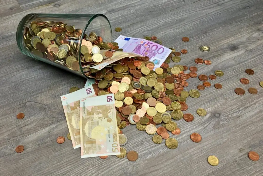 <p> Remember that spare change jar on your dresser? Imagine if it invested itself instead of just sitting there. That’s exactly what round-up apps like Acorns do. You connect your credit or debit card, and every time you make a purchase, the app rounds it up to the nearest dollar and invests the difference into a diversified portfolio. Say you buy a coffee for $3.45; Acorns will round it up to $4.00 and invest that extra $0.55. It doesn’t sound like much, but over weeks and months, those pennies and nickels really add up. The beauty of this method is that you’re building your investments effortlessly. You’ll barely notice the difference in your checking account, but your investments will keep growing quietly in the background. Extra tip: Look for apps offering bonuses when you sign up or shop with partner retailers—they’ll sometimes add extra dollars to your investments. </p> :: Pexels