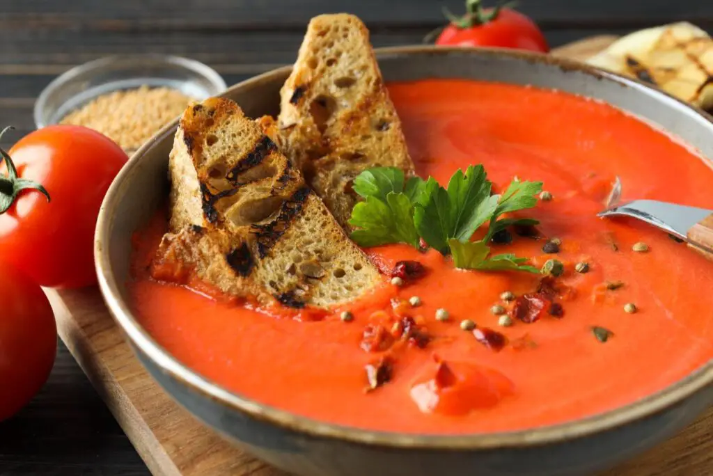 <p> This is a quick-fix meal for when your energy is low but you still want something warm and comforting. Start with store-bought roasted red pepper soup—many brands offer low-sodium versions—then add canned chickpeas and some chopped spinach or kale. The legumes turn the soup into a protein-rich dish, while the greens offer a nutrient boost. It’s a meal that feels fancy with very little effort and costs well under $2 per serving. Pair it with a slice of whole-grain toast or a side of crackers and you’re set. </p> :: Freepik