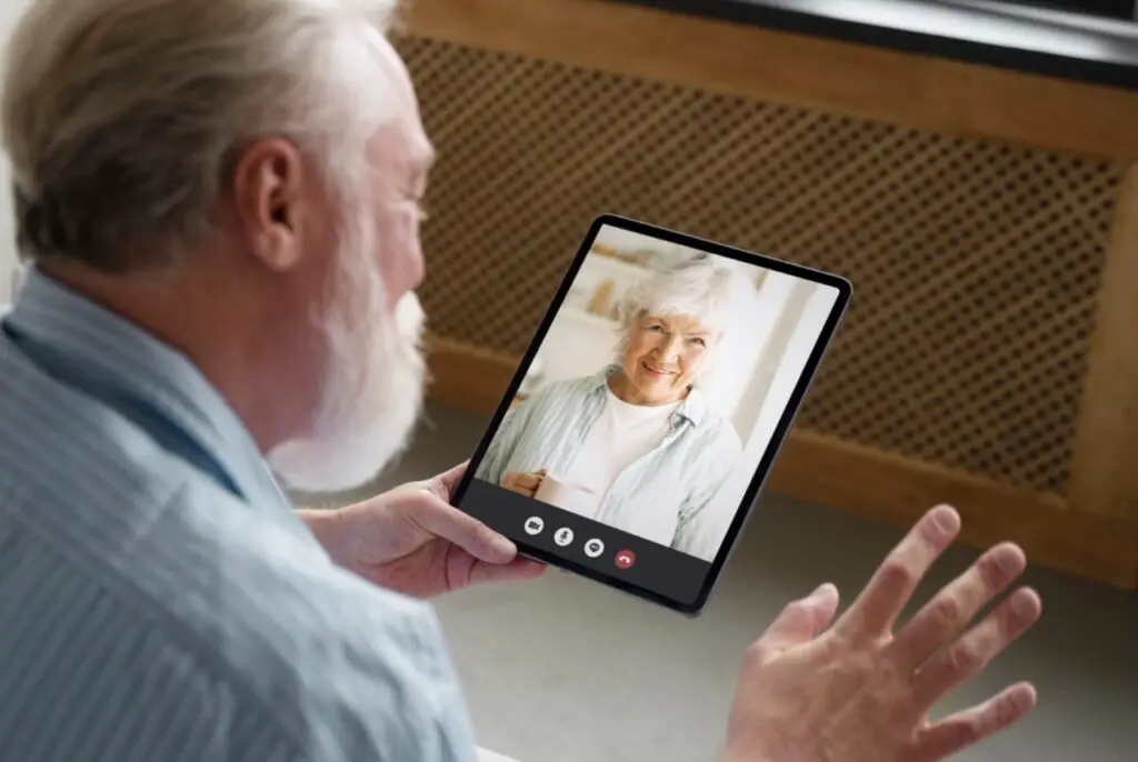 <p> No more cluttered photo albums or printing out snapshots. Digital photo frames like Nixplay and Skylight let your family send pictures straight to your frame—anytime, from anywhere. That means you could be sipping coffee and suddenly see a new photo of your granddaughter’s first bike ride pop up. These frames keep you connected to loved ones and give your home a personal, ever-changing touch. It’s like having a window into the lives of the people who matter most. </p> :: Freepik