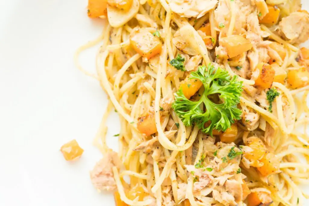 <p> If you remember potlucks and dinner parties of the ‘60s, chances are you crossed paths with Tetrazzini. Often called Chicken Spaghetti in Southern households, this creamy pasta bake features tender chicken, mushrooms, and spaghetti in a rich, cheesy sauce. It’s the perfect dish for feeding a crowd without breaking a sweat. Plus, it’s even better the next day, making it a go-to for leftover lovers. It’s comfort food with just a hint of elegance—a true star of the decade. </p> :: Freepik