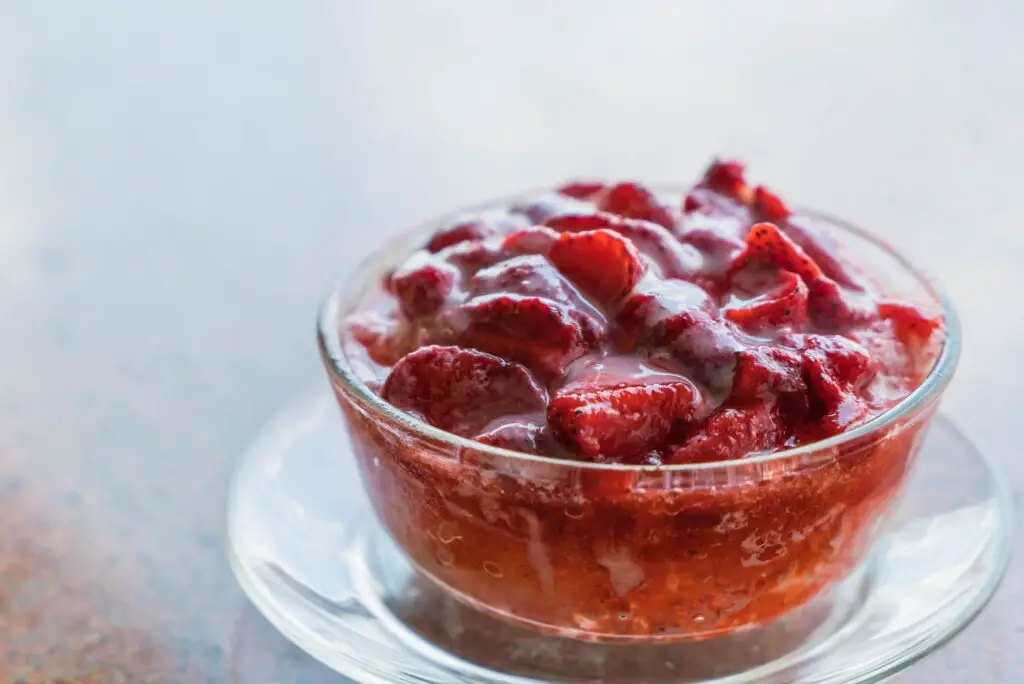 <p> Cranberry sauce is finally escaping the confines of the Thanksgiving table. In 2025, chefs and home cooks are embracing it as a bright, tangy companion for everyday meals. Trendy versions include jalapeño cranberry sauce, bourbon-infused blends, or cranberry-orange chutneys. People are spreading it on turkey sandwiches, stirring it into yogurt bowls, serving it alongside roasted pork, or whisking it into salad dressings. This sweet-tart condiment’s versatility and vibrant color make it a surprising star among comeback condiments this year. </p> :: Freepik