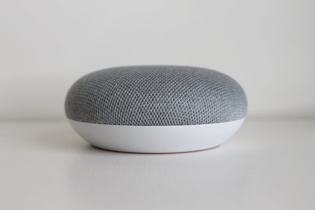 <p> Alexa and Siri might seem indispensable today, but our grandparents managed just fine without them. They remembered appointments, played music on radios or record players, and asked actual people for information. Their “smart speaker” was called conversation. </p> :: Pexels