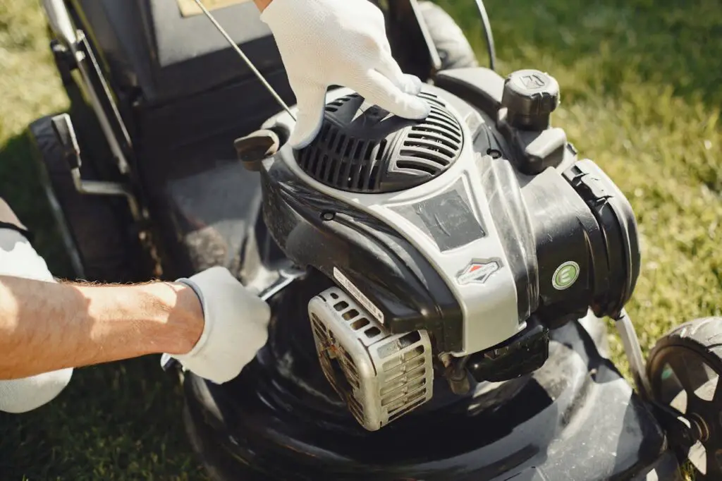 <p> Finishing up the mowing might feel like a good time to close the garage door and relax. But before you head inside, take a slow walk around your yard and look for trouble spots. Catching weeds, bare patches, insects, or signs of disease early saves time, money, and frustration down the road. Think of it as your lawn’s routine checkup—quick, easy, and worth it. </p> :: Pexels