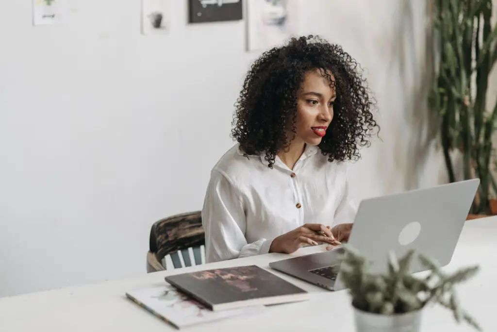 <p> Being a virtual assistant might sound like a high-level gig, but many tasks are quite basic: scheduling meetings, managing emails, updating spreadsheets, or handling data entry. Websites like Upwork and Fancy Hands connect beginners with clients who need extra help. Starting rates often range from $10–$20 an hour, making this an accessible hustle for organized folks who enjoy administrative work. </p> :: Pexels