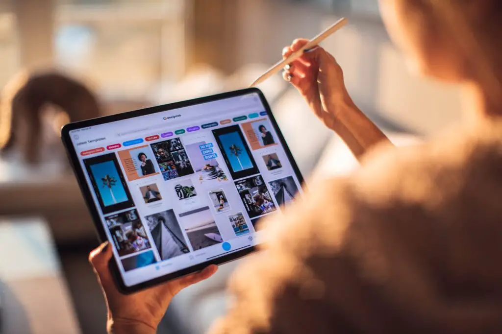 <p> No iPads or Kindles cluttered coffee tables. Grandparents read newspapers, magazines, and books in good old paper form. Pages didn’t need charging, and there was something comforting about the smell of ink and paper. </p> :: Pexels