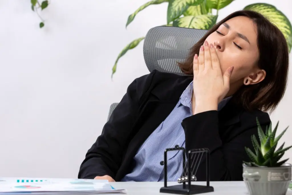 <p> One of the loudest complaints from those who have never held a steady job is the horror of waking up early and sticking to a routine. Yes, the snooze button is tempting, but millions of people manage a 9-to-5 schedule every day without collapsing from exhaustion. In fact, once your body adjusts, a regular schedule often makes life easier. Prepping clothes, lunches, and tasks the night before can make mornings smoother—and let’s not forget the power of a strong cup of coffee. </p> :: Freepik