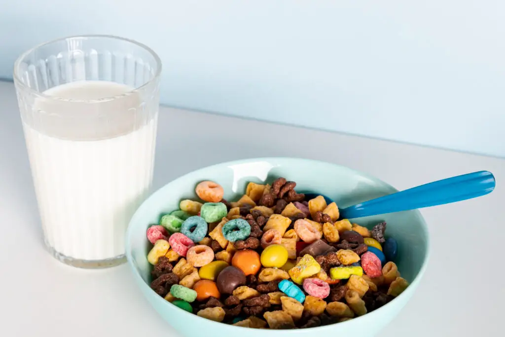 <p> Remember eyeing those colorful cereal boxes with cartoon characters, only to hear, “That’s just sugar, put it back”? Many adults now gleefully toss Lucky Charms or Reese’s Puffs into their shopping cart without a second thought. And that occasional late-night drive-thru run? It feels like a small rebellion that is as delicious as it is nostalgic. </p> :: Freepik