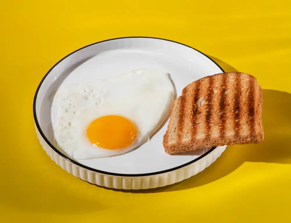 <p> Breakfast eggs are at their best during peak breakfast hours when they are being cooked constantly. Later in the morning, however, they are often made in bulk and left sitting in warming trays. The result? Dry, rubbery eggs that lack flavor and texture. Employees say the safest bet is to get there during the actual breakfast rush. If you stroll in late morning hoping for fluffy scrambled eggs, you may end up with a less-than-pleasant surprise. </p> :: Freepik