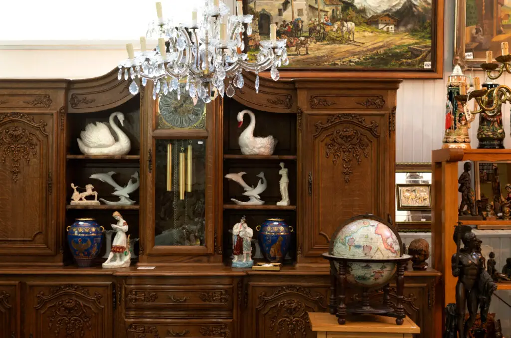 <p> The “good” living room, often off-limits to kids and reserved for guests, was a staple in boomer households. It was usually spotless, decorated with collectibles, and sometimes barely used. Over time, families have moved toward open floor plans, multifunctional spaces, and minimalism. Younger generations do not want delicate figurines or collectible plates; they prefer cozy, practical living spaces that get used every day. </p> :: Freepik