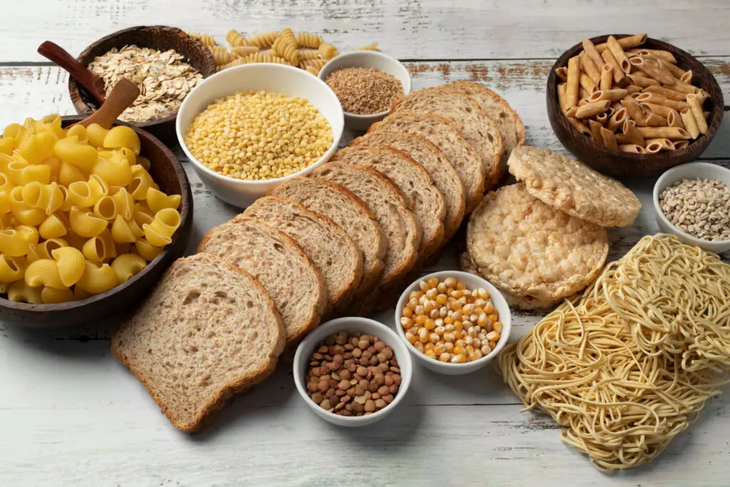 <p> White bread, pasta, pastries, and many cereals are made from refined grains, which your body breaks down quickly, causing blood sugar spikes. Those sugar surges trigger inflammation and can eventually lead to insulin resistance. On the bright side, switching to whole grains like brown rice, quinoa, and whole wheat bread helps keep your blood sugar steady and inflammation levels low. Whole grains also come packed with fiber, which supports gut health—a key player in managing inflammation. </p> :: Freepik