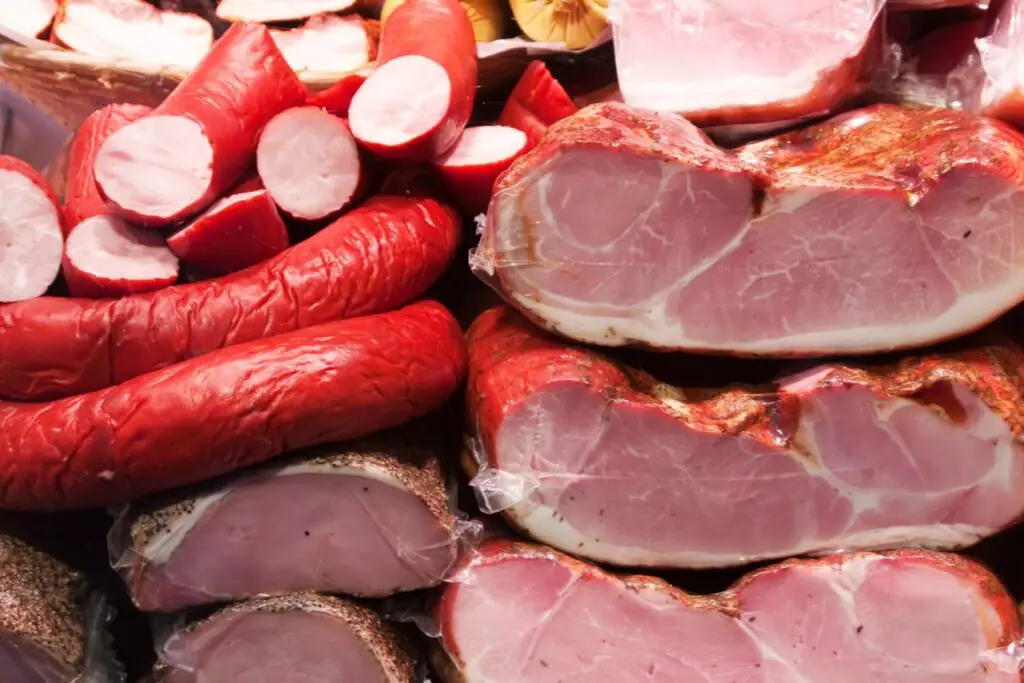 <p> Bacon, sausages, hot dogs, and deli meats might taste delicious, but they come with a hidden inflammatory punch. These processed meats are high in saturated fats and preservatives such as nitrates, which promote inflammation and increase the risk of conditions like heart disease and colorectal cancer. Instead, aim for fresh, unprocessed meats or try plant-based protein alternatives. Your body will thank you—and your taste buds can still enjoy plenty of flavor! </p> :: Freepik