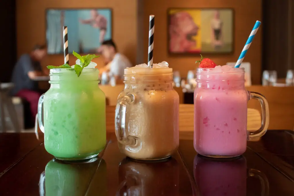 <p> Smoothies may seem like the healthier choice at fast-food restaurants, but many are made with sugary syrups instead of real fruit. Employees say these drinks are often packed with artificial flavors and loads of added sugar—hardly the nutritious boost you might expect. If you want something light, stick to water or unsweetened iced tea. Save your smoothie splurge for a place that blends fresh fruit. </p> :: Freepik