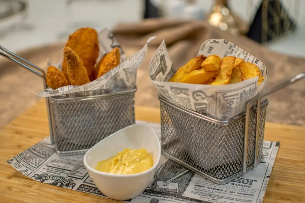 <p> French fries, fried chicken, and doughnuts are undeniably tasty, but frying foods creates trans fats and advanced glycation end products (AGEs), both known to cause inflammation. Frequent consumption of fried foods has been linked to a higher risk of chronic diseases, so think about baking, grilling, or steaming your meals instead. Not only will these cooking methods reduce inflammation, but they also keep your dishes lighter and healthier without sacrificing flavor. </p> :: Pexels