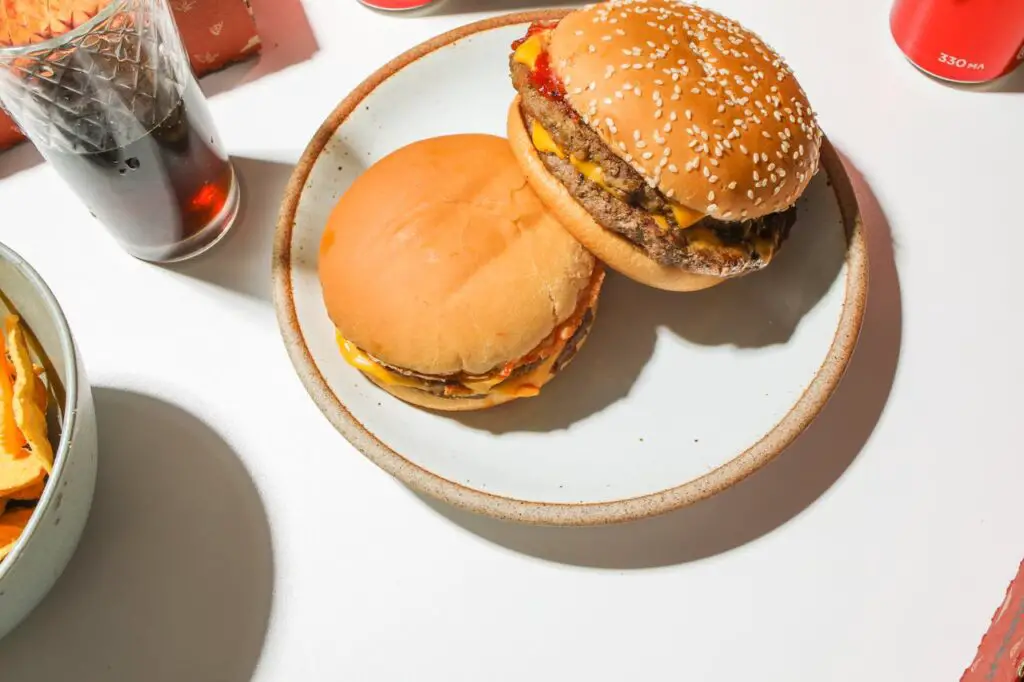 <p> Value burgers can be a great deal, but timing is key. During slow periods, patties can sit under heat lamps longer than you would like, losing juiciness and flavor. Employees say you are better off ordering when business is brisk, which ensures you are getting a fresh patty straight off the grill. If you are grabbing a burger mid-afternoon, be prepared for a lukewarm bite that tastes more like cardboard than beef. </p> :: Pexels