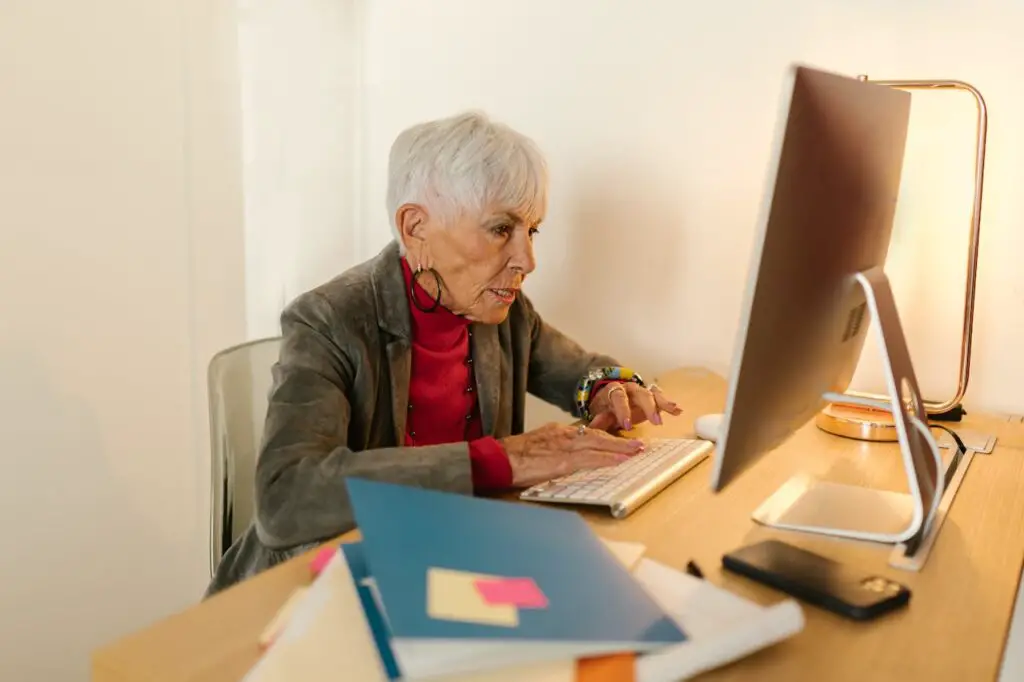 <p> Administrative assistants are the behind-the-scenes organizers who keep offices running smoothly. Tasks might include scheduling appointments, answering phones, managing emails, or organizing files. Employers often appreciate the professionalism and dependability older workers bring. This role can be done in person or remotely, offering a nice balance between structure and flexibility. </p> :: Pexels