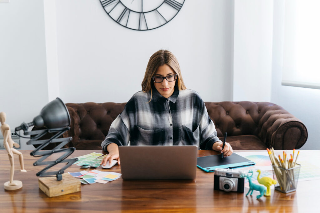 <p> If you have noticed your paycheck stretching a little less these days, you are not alone. With rising costs and an economy that feels like it is always in flux, more Americans are turning to side hustles not just to save for something extra, but to cover everyday expenses. In fact, nearly four out of ten people in the United States now report having a side hustle, and most say that extra income is essential, not optional.

The good news? Side hustles are no longer limited to ridesharing or food delivery. In 2025, creative, flexible, and surprisingly profitable opportunities are popping up everywhere. Many of them can be done from home, on your own schedule, and with skills you might already have.

So whether you are hoping to pad your savings account, pay off debt, or just make your budget feel less tight, here are seven side hustles trending this year that can actually pay off. </p> :: Freepik