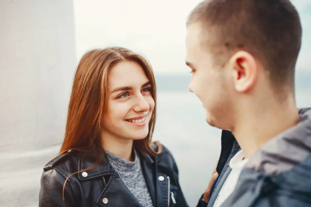 <p> Eye contact is one of the most powerful nonverbal cues. A man who maintains steady, natural eye contact is often perceived as confident, attentive, and genuine. On the other hand, darting eyes or constantly looking away can read as nervousness or lack of confidence. Too much staring, however, can feel intense or uncomfortable. Women pay close attention to how a man looks at them, and it often shapes whether she feels a connection. </p> :: Freepik