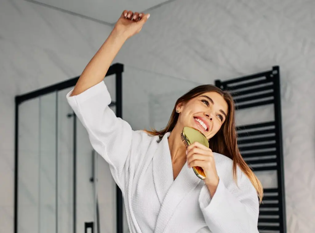 4. Match Your Shower Time to Your Lifestyle <p> Your daily routine can make a huge difference in deciding whether to shower in the morning or at night. Morning showers are great for those who want to wake up quickly, style their hair for work or errands, or feel energized at the start of the day. Night showers are better suited for people who finish their day with exercise, outdoor activities, or a stressful work schedule. It is not just about convenience; it is about aligning your shower routine with your lifestyle to maximize its benefits. Thinking about your day ahead can help you choose the time that best fits your personal rhythm. </p> :: Freepik