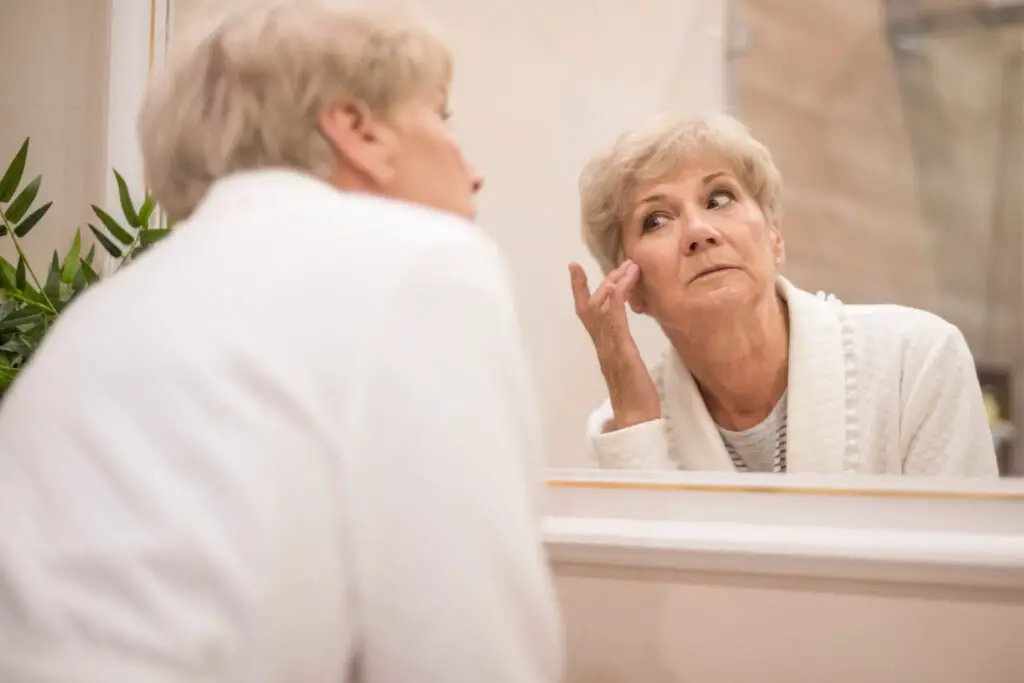 <p> Aging happens to everyone, but sometimes it sneaks up on us faster than we expect. One day you feel vibrant and energetic, and the next, your body seems to have a mind of its own. From small annoyances like creaky joints to more noticeable changes like memory lapses, your body often sends subtle signals that it is aging more quickly than it should. Recognizing these warning signs early can give you the chance to make changes that slow down the process and help you feel your best at any age. Here are ten signs that your body might be aging faster than you realize, along with practical tips to address them. </p> :: Freepik
