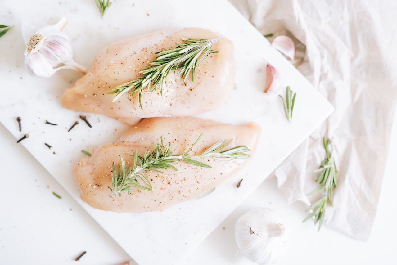 <p> To combat bacterial contamination, U.S. poultry producers often rinse chicken with chlorine. While this method is accepted domestically, it has been met with resistance elsewhere. The European Union and the United Kingdom have banned the import of chlorine-washed chicken, citing apprehensions that this practice may conceal inadequate hygiene standards during processing and could pose health risks to consumers. </p> :: Pexels