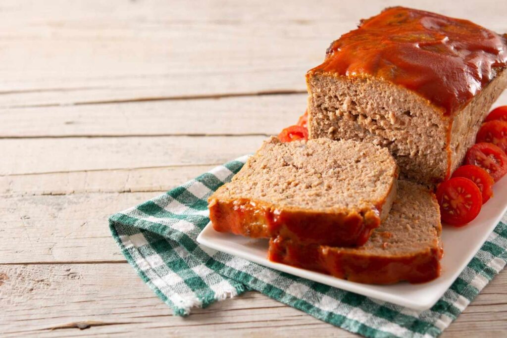 <p> For a long time, meatloaf had a bit of an image problem. It was often seen as plain or predictable. Now, it is making a comeback with a completely different reputation.

In 2026, meatloaf is all about customization and flavor. People are using a mix of meats like beef, turkey, or chicken, and adding ingredients such as mushrooms, onions, and herbs to build a richer taste. Even the glaze is getting more attention, moving beyond ketchup to include barbecue sauces, tomato-based blends, or slightly sweet and tangy finishes.

Another reason for its return is how practical it is. Meatloaf is budget-friendly, easy to prepare, and perfect for leftovers. You can cook it once and enjoy it in different ways throughout the week, whether that is in sandwiches, wraps, or alongside fresh sides. It is a simple meal that adapts to modern life without losing its original charm. </p>  :: Freepik