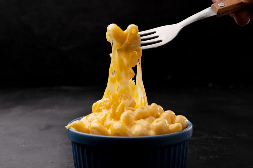 <p> Mac and cheese has always been a favorite, but in 2026 it is stepping into a more elevated space. Instead of relying on boxed mixes, more people are making it from scratch, and the difference is noticeable.

The focus now is on cheese. Not just one kind, but blends that create a deeper and more complex flavor. Sharp cheddar, gruyere, and smoked gouda are all showing up in recipes, giving the dish a richer and more satisfying taste. The texture is also getting an upgrade, with creamy sauces and crispy toppings that add contrast in every bite.

There is also a growing interest in making mac and cheese a bit more balanced. Some recipes include whole-grain pasta, vegetables like spinach or broccoli, or lighter sauces that still deliver flavor without feeling too heavy. Whether you keep it classic or try something new, it remains one of the most reliable comfort foods out there. </p> :: Freepik