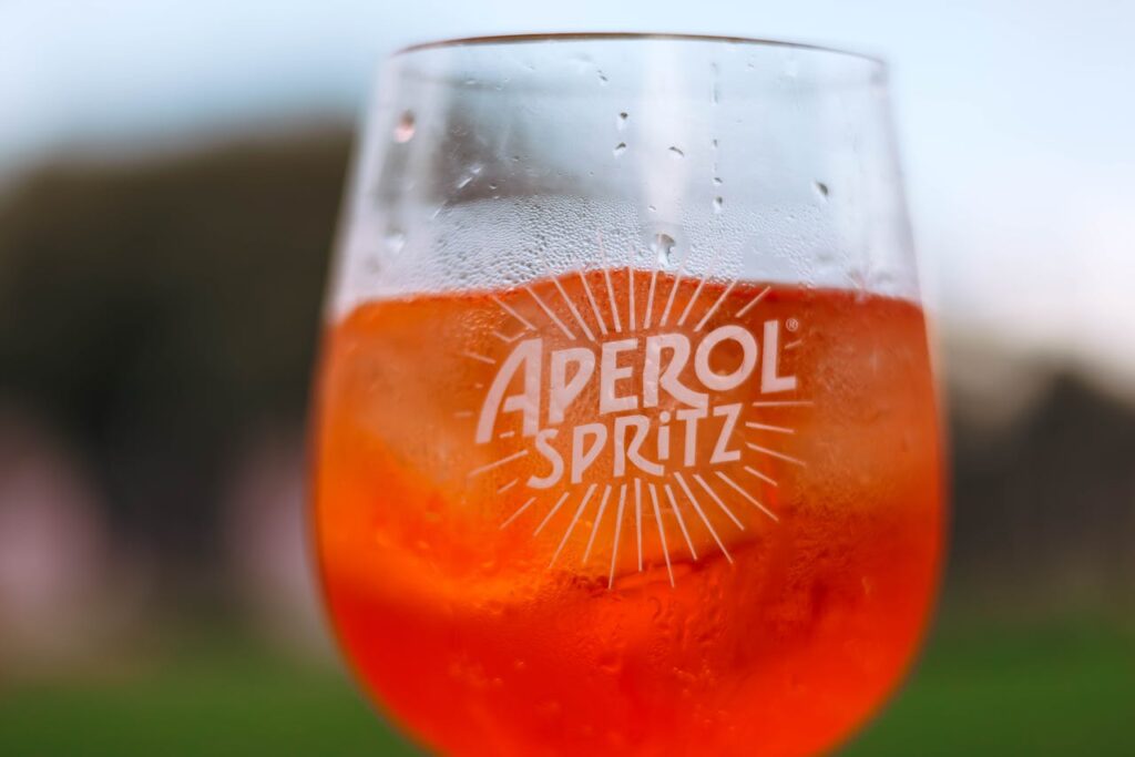 <p> A spritz is one of those drinks that instantly signals a relaxed, social mood. It’s bubbly, slightly bitter, lightly sweet, and incredibly easy to sip without rushing. The classic version usually mixes Aperol, sparkling wine, and soda water, but many lighter versions use more soda water or lower alcohol aperitifs.

What makes it so good for social nights is pacing. You naturally drink it slowly because of the bubbles, and it stays refreshing from the first sip to the last. It also feels festive without being heavy, which is exactly what you want when you are out with friends or hosting at home.

It is the kind of drink that keeps you part of the conversation instead of pulling you into that “I need water and a break” phase too early. </p> :: Pexels
